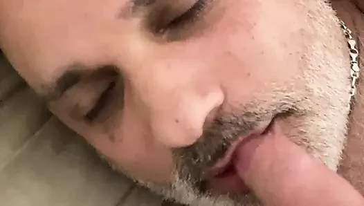 Kocam sevgilimi emiyor ve parmaklanıyor