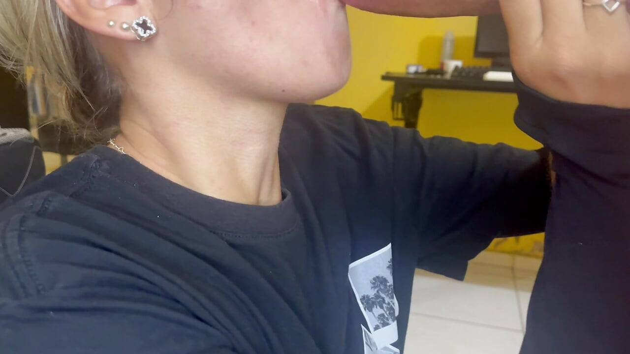 調皮地喝光了我所有的精液，火辣婊子