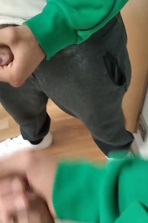 A porra foi disparada! Que delícia de sêmen! Parte 3