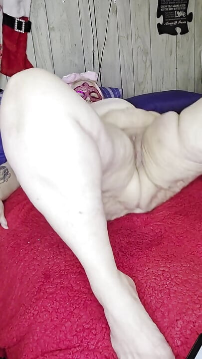 Maskovaná s velkým nafouklým břichem