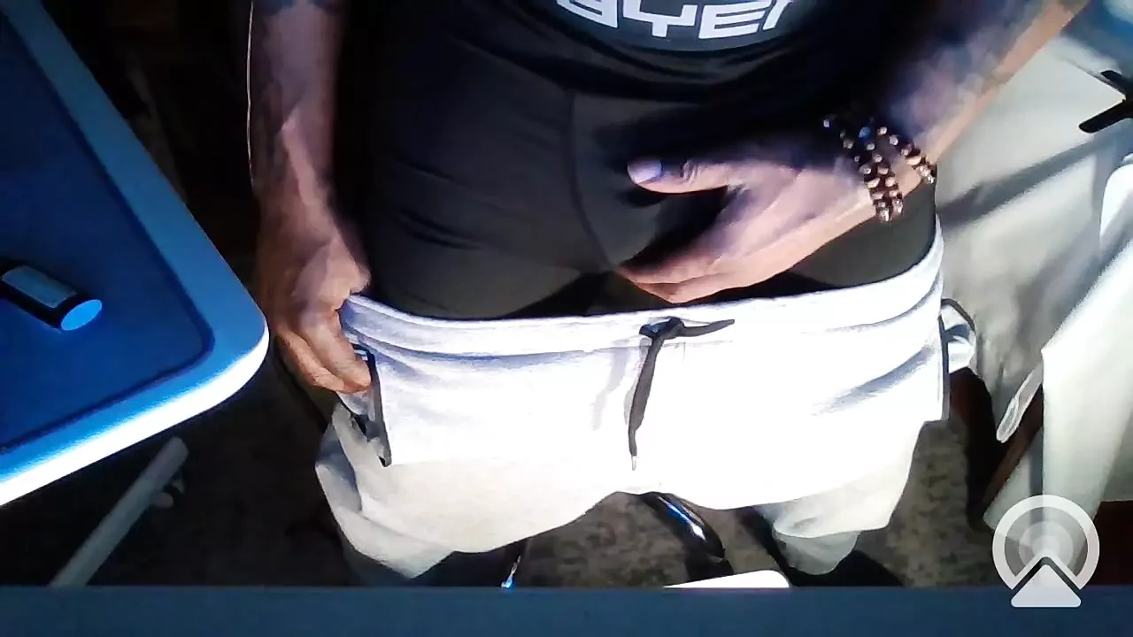 Deja caer mis pantalones y pon esta polla en tu cara