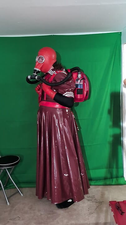 Gasmask ve balon şişesi sırt çantası, pvc liseli kız ve vibratör değnek