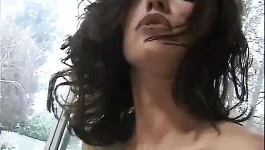 Istri lagi sendirian di rumah