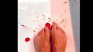Perfecte sexy bruine voeten squishen tomaten in badkuip