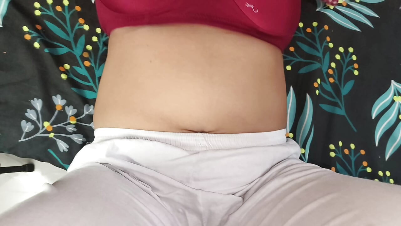 Uma cunhada muito bonita e sexy estava cozinhando na cozinha. Então o cunhado dela veio e eles fizeram sexo.