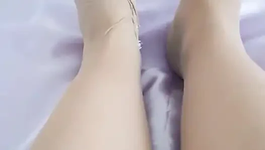 EL KREMI VE VÜCUT SÜTÜ ILE AYAK MASAJı