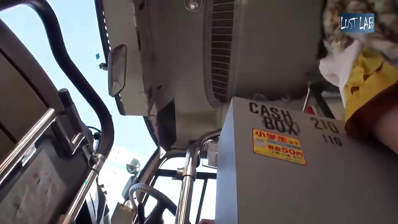 Haos cu autobuzul aglomerat. Fustă mini ridicată și curbele strâmte conduc la dezgustul fiecărui pasager - P16
