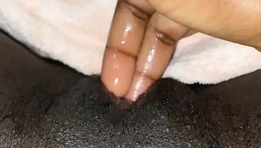 Cewek kulit hitam seksi masturbasi sendirian