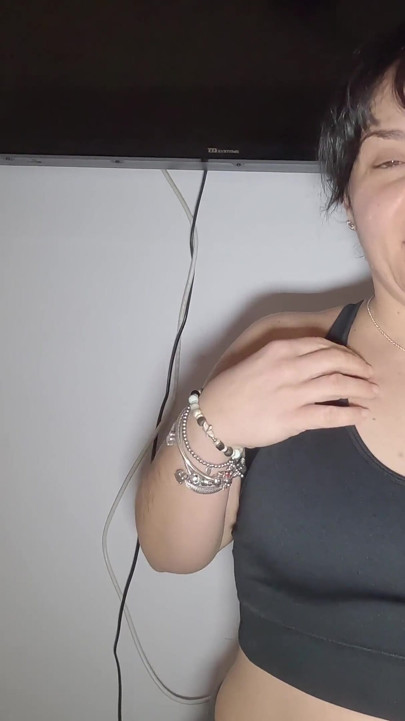 Îmi fut soția în timp ce ea îmi spune cum și-a futut antrenorul de la sală. Ejaculez în ea