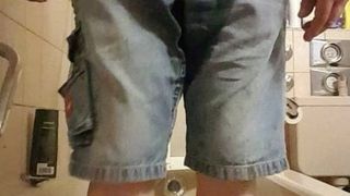 Kencing dengan celana jeans
