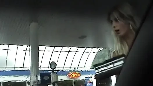 Ein mädchen an einer tankstelle abholen