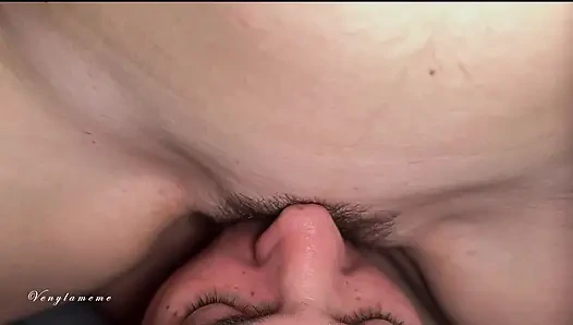 Муж закапывает его лицо в мою киску, пьет мой сквирт и глотает каждую каплю