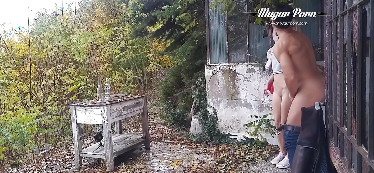 Drobná Gina Gerson venkovní šukání v deštivém dni