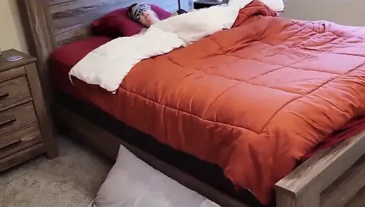 Stiefsohn besucht das schlafzimmer seiner stiefmutter und fickt ihre schwangere muschi