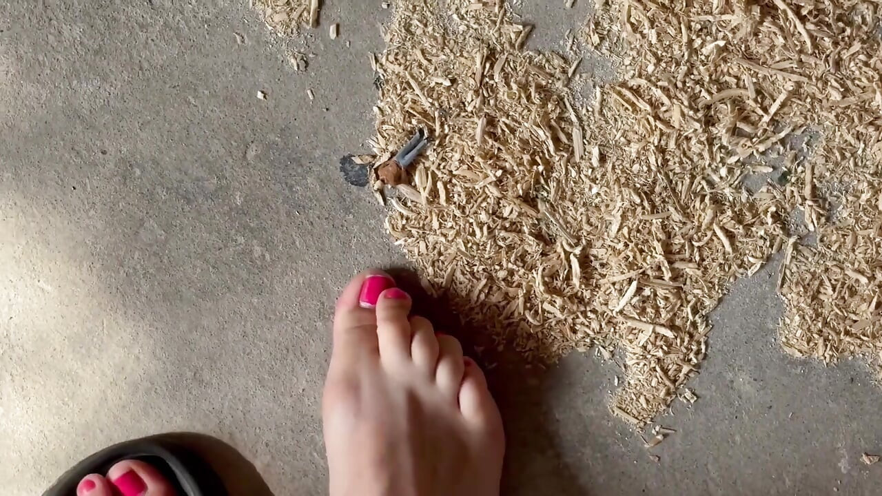 Giantess onu aşağılamadan önce küçük bir adamla oynuyor