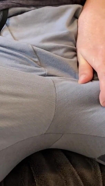 「ハンズフリーの大声で喘ぐ中出し、パンツで中出し、巨大な中出し、大声で男性の喘ぎ声」から必見の瞬間