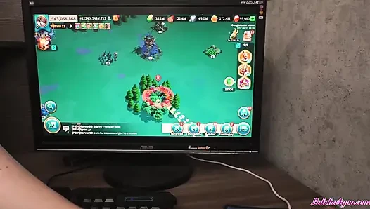 Teen distracted boyfriend from playing PC with a sensual blowjob