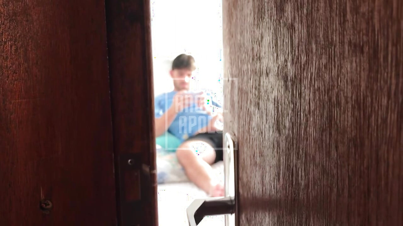 Atrapé a mi hermanastro masturbándose y él me llamó para ayudarlo a correrse - parte 1