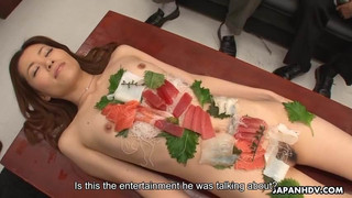 La fille de sushi est le plat principal du gangbang au bureau