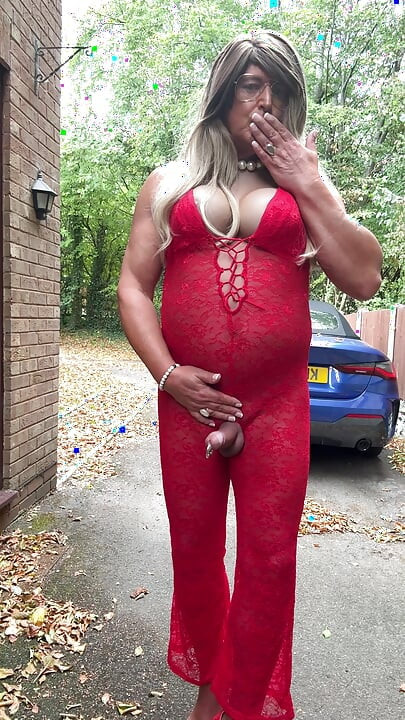 Seksi transvestit kellycd2022 u seksi crvenom kombinezonu i štiklama
