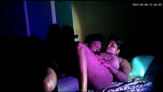 Indische dorfhausfrau mit dicken möpsen küsst