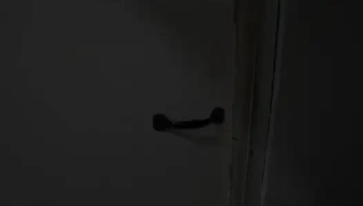 Я люблю быть наедине с моей невесткой, потому что пока она купается, я могу наблюдать за ней