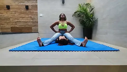 Perut dan dada diduduki veronica dan budaknya