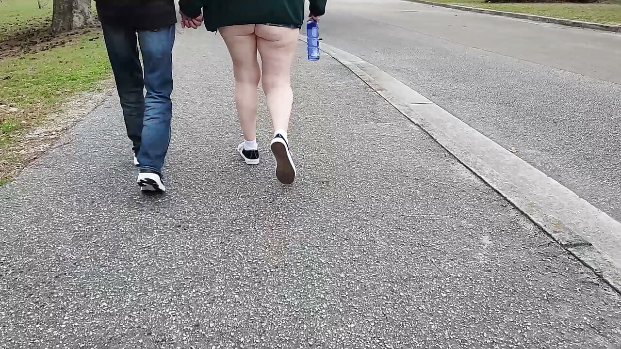 MILF BBW ร้อนแรงเดินเล่นในสวนโชว์ก้นโผล่! แล้วให้คนแปลกหน้าดูดควย!