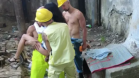 Gangbang auf einer baustelle - eine bande von männern fickt brutal einen sexy inspektion