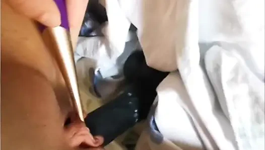 Девушка жестко трахает себя большим черным членом-дилдо и сквиртует