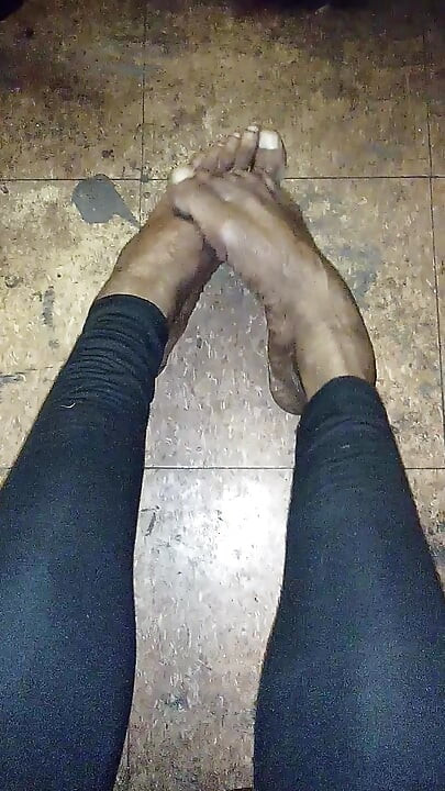 Would you jackoff on my pretty feet? Foot fetish