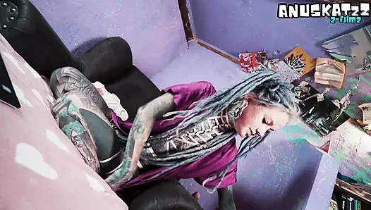 Cewek cantik bertato lagi asik masturbasi memeknya dengan mainan seks anal