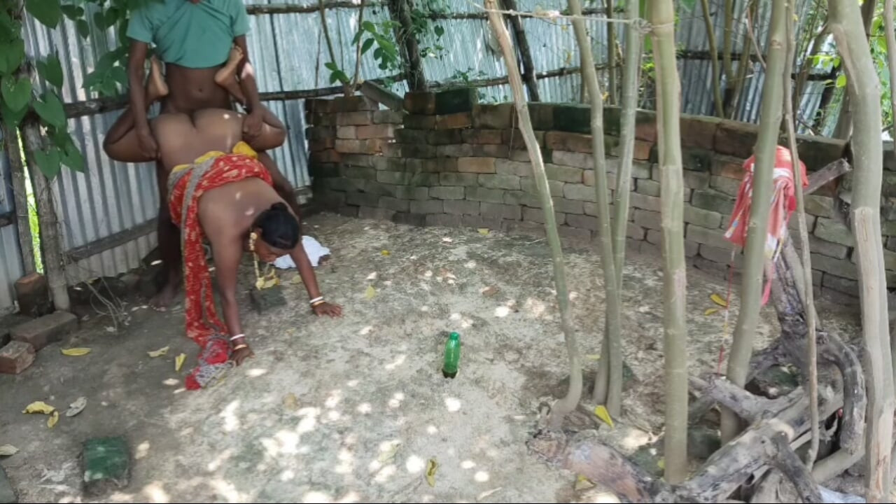 Follada al aire libre de la ama de casa en un estilo nuevo
