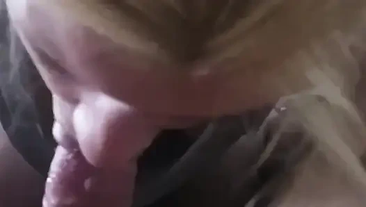 Amateur-ehefrau lutscht großen schwanz und nimmt blowjob in den hals