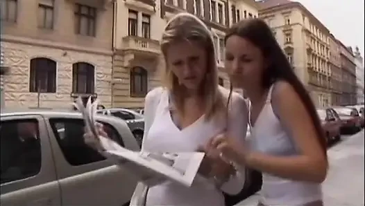 Zwei heiße küken und zwei gut bestückte hengste haben eine orgie