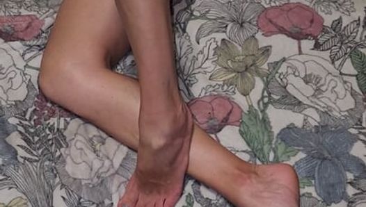 Seksi kadın seksi ayak tabanlarını gösteriyor