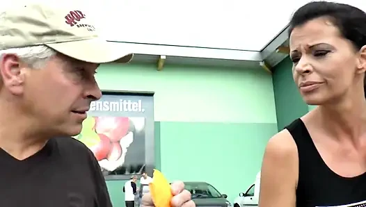 Tante seksi bertato toket besar ngentot di kemping... Muncrat di payudara