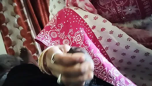 Hintli evli kadın sakso çekiyor ve ağzına boşalıyor ve yüzüne boşalıyor