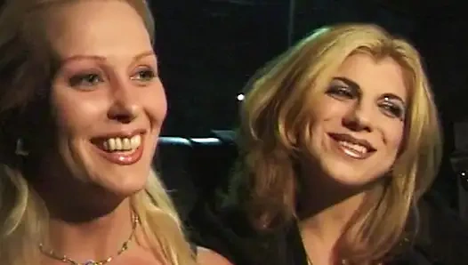 Wilde Lesbenabenteuer in Taxi und Badewanne