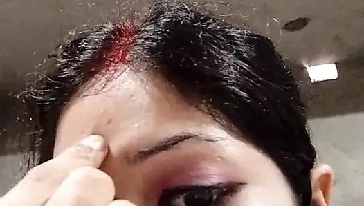 Suami pergi ke kantor kemudian istri India memamerkan tubuh telanjang
