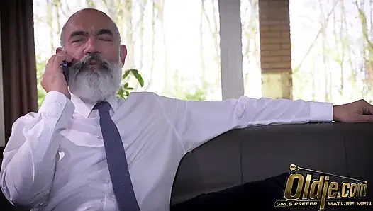 Mia de Vil ilk hareketi yapıyor