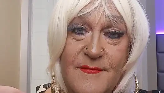 Kadın kılıklı fahişe Tanyalushxx oral seks yapıyor