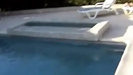 Cewek perancis ini lagi asik ngentot kontol di kolam renang