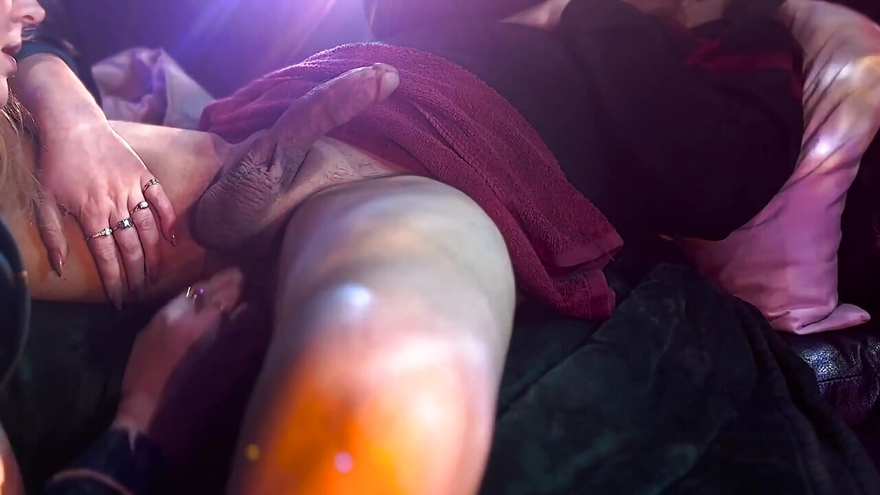 Morala sam mu očistiti kurac tajnim drkanjem