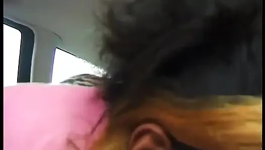 Mengambil ebony dengan rambut berwarna memberikan blowjob yang bagus kepada pengemudi