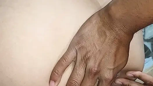 Stöhnendes, süßes jungfräuliches mädchen wird in einem selbstgedrehten indischen tamilischen video gefickt.