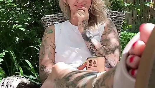 Tante lässt ihren Neffen ihre weichen, perfekten MILF-Fußsohlen filmen