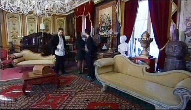 Vruća kurva zgrabi njihove kurčeve za malo dvostrukog pušenja, a zatim dobije dvostruku penetraciju