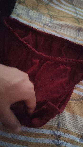 Mi sono masturbato sulla mutande rosse di mia mamma