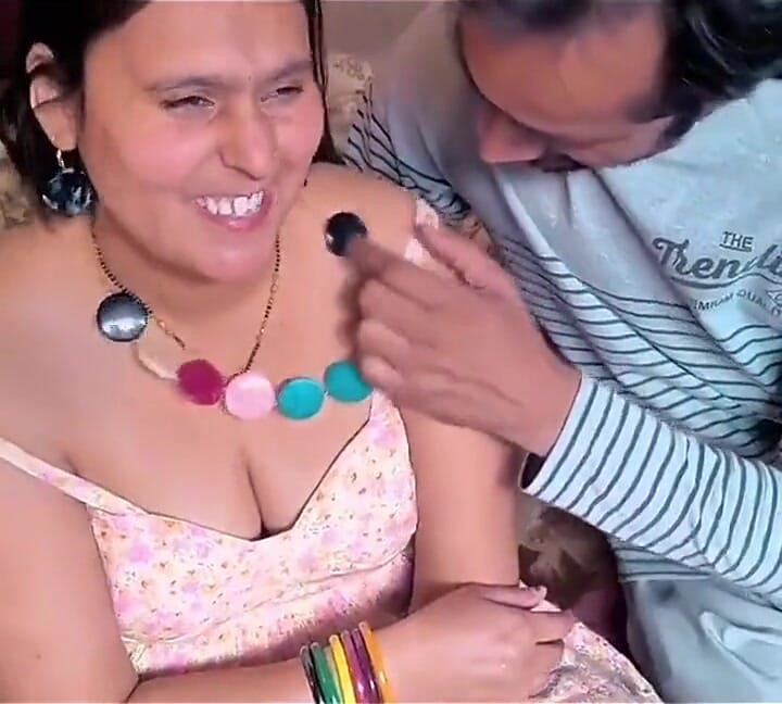 Mooie Indische babe neukt en zuigt lul sperma in de vagina
